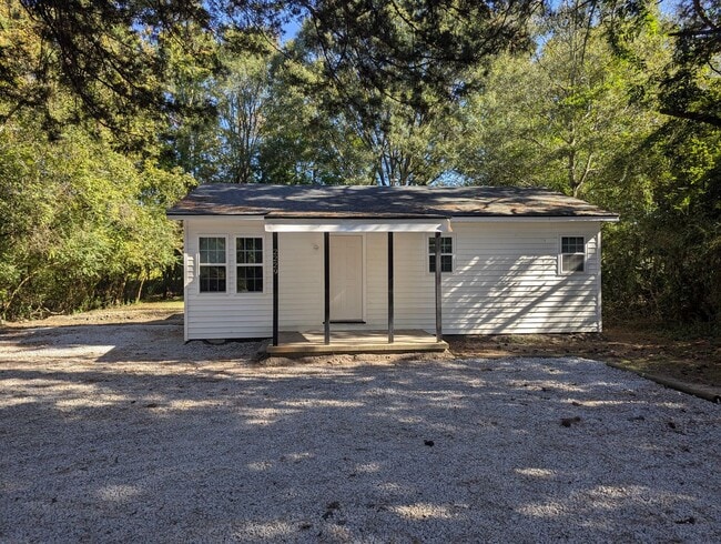 Building Photo - Out of the way 3 Bedroom