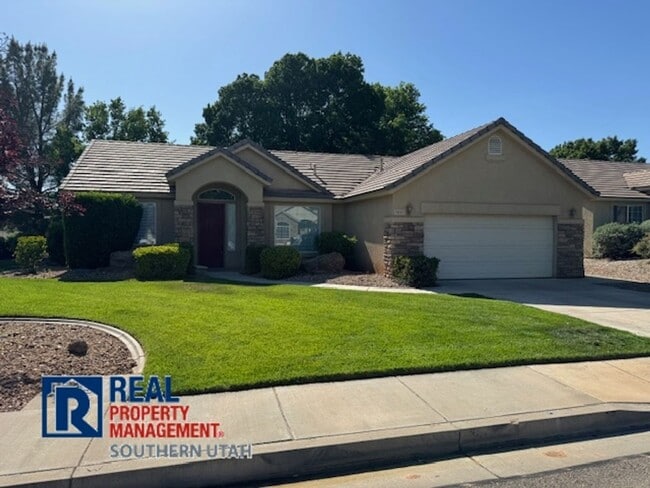 Building Photo - Charming Home is St. George