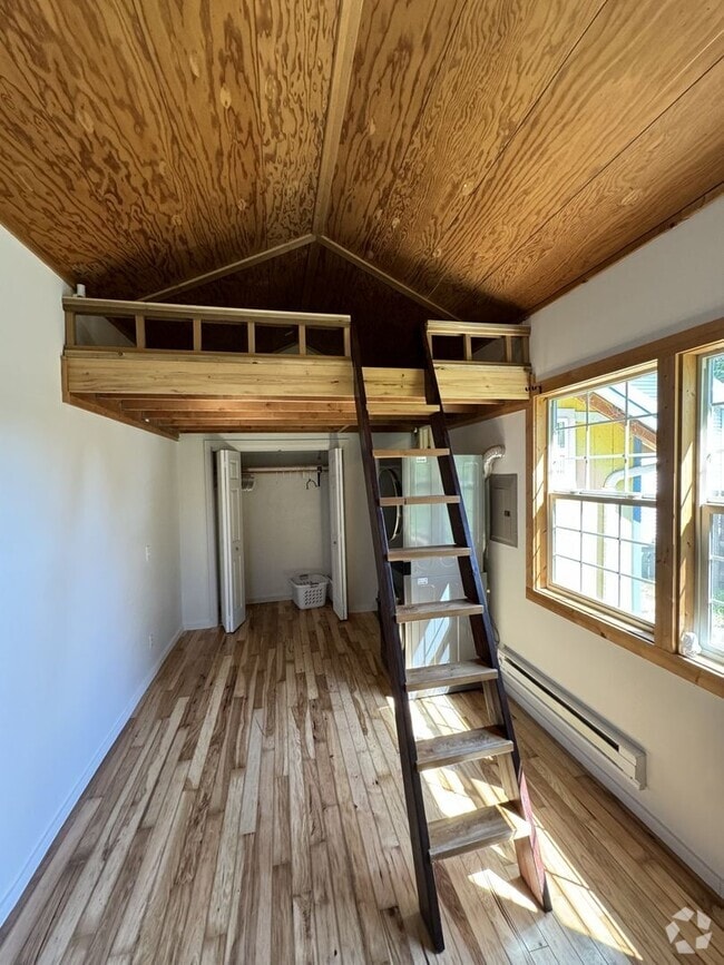 Building Photo - Quaint Studio Loft