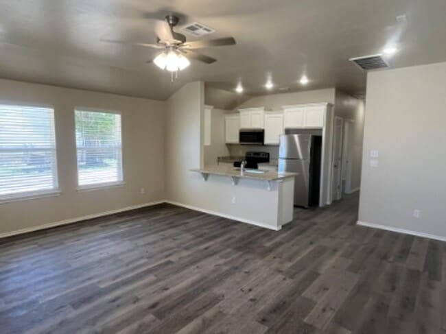 Building Photo - Move-In Ready 2-Bed Duplex – Bright, Modern, and Perfect for Pets!
