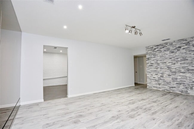 Photo - 2824 Briarhurst Dr Unit 16