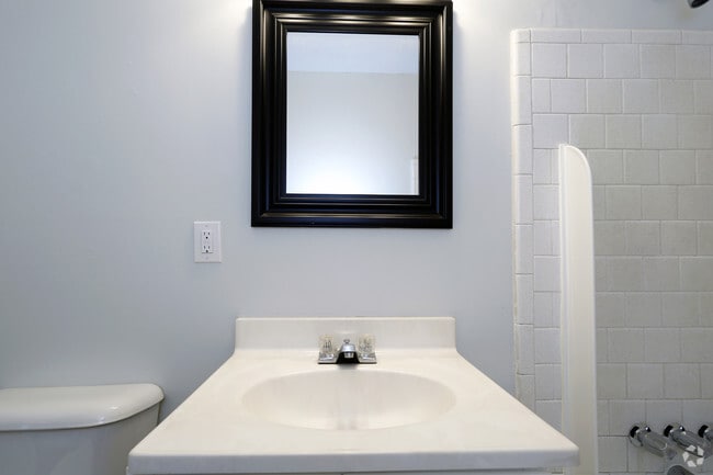 2Bd/1.5Ba: Upstairs Bathroom