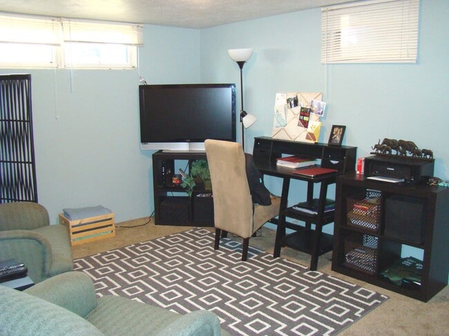 Sala de estar - 636 S Loomis Ave Unidad B