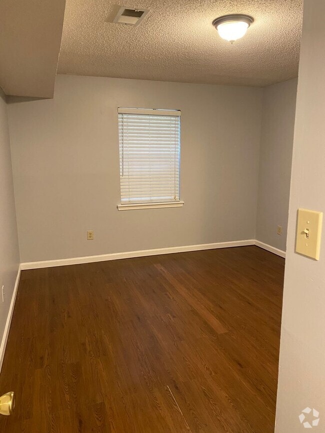 Building Photo - 2 bed 1 bath at Winfield Chase Rental