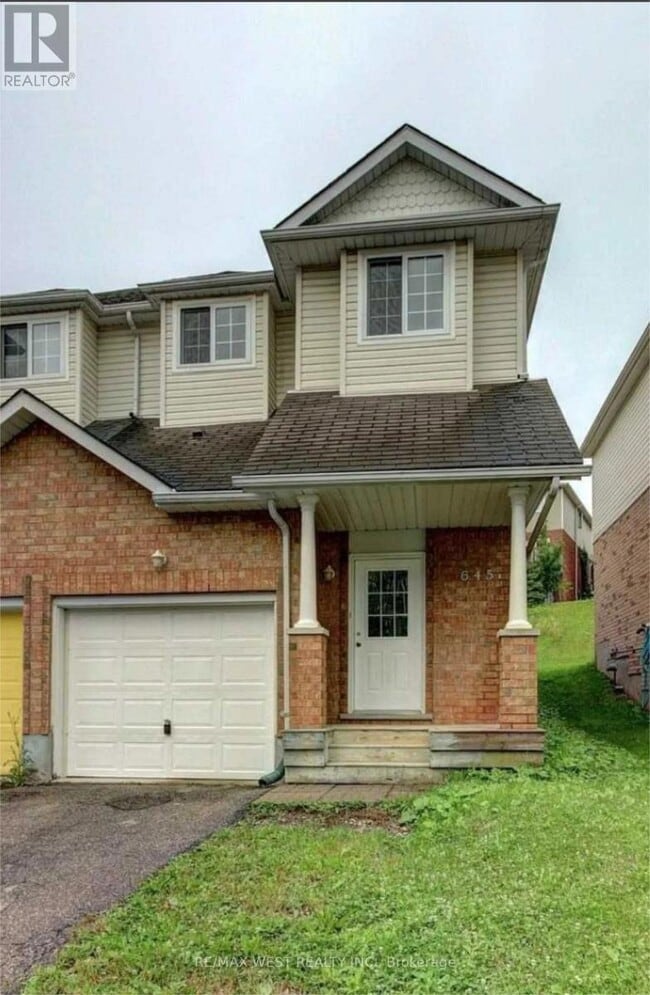 Photo - 645B Basswood St