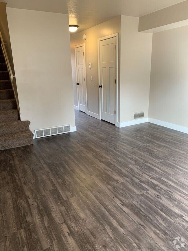 Building Photo - Spacious 2 Bed 1.5 Bath Townhome in Murray...