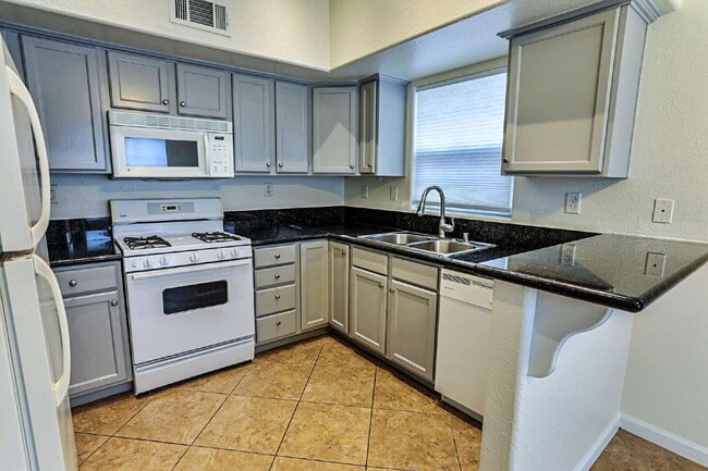 Building Photo - Spacious 1st floor condo in Henderson