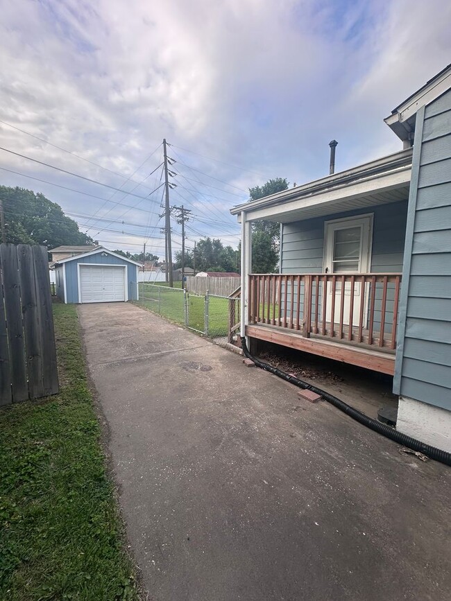 Photo - 2415 Jerden Ave