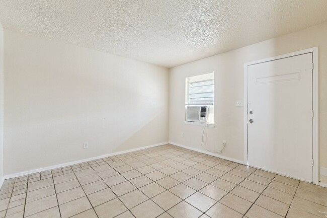 Building Photo - 2 bed, 1 bath apartment in Noble,OK Unit 2