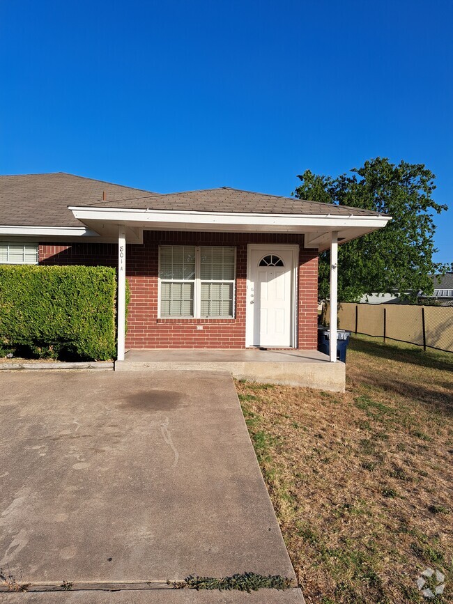 Building Photo - 801 N Rhomberg St Rental