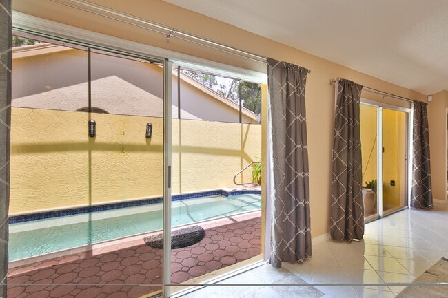 Salga desde la sala de estar hacia la piscina/terraza cubierta. - 4700 Tivoli Ave