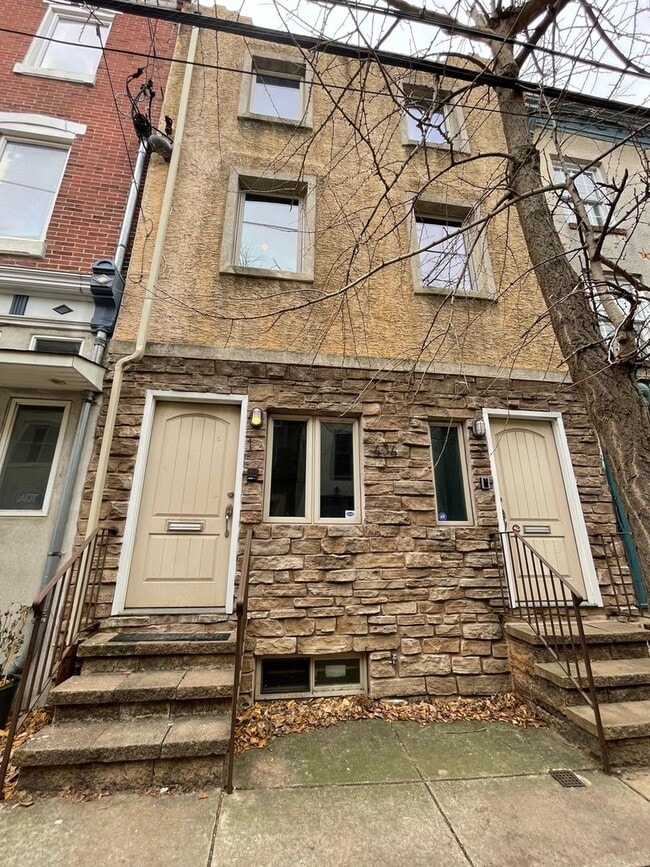Building Photo - Modern Bi-Level 1st Fl. 2 Bed, 2 Bath Nor... Rental