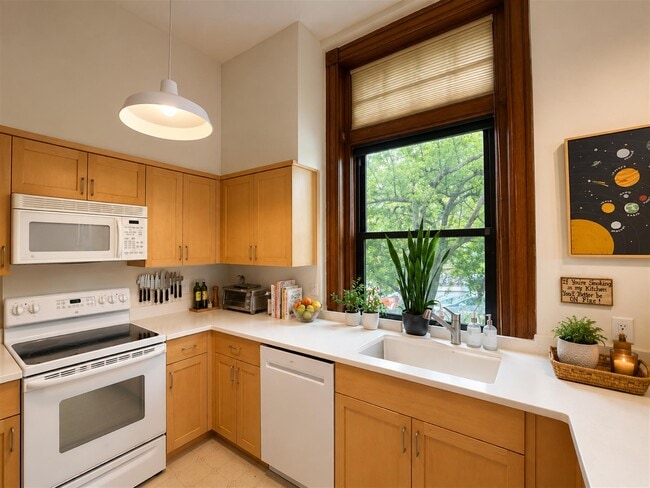 Building Photo - 88 Park Ave Unit 208