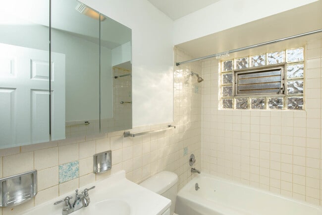 Photo - 2005 W Touhy Ave Unidad 105