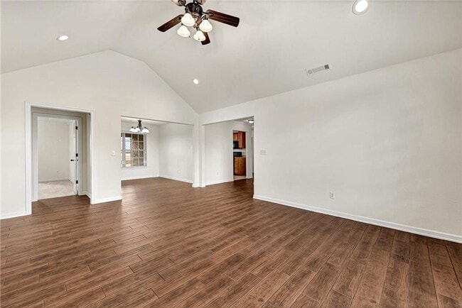 Photo - GREAT LOCATION IN ROGERS!!!