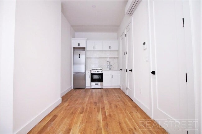 Building Photo - Stunning Modern Studio w Full Amenities