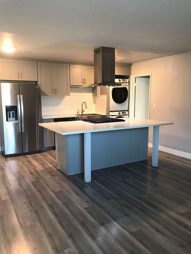 Building Photo - Available now! Home Sweet Home! Large & Br... Unit 1