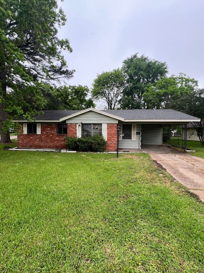 Photo - Clean 2 bedroom on  large corner lot!!