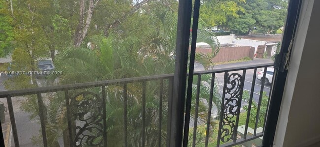 Building Photo - 3680 Inverrary Dr Unit 3M