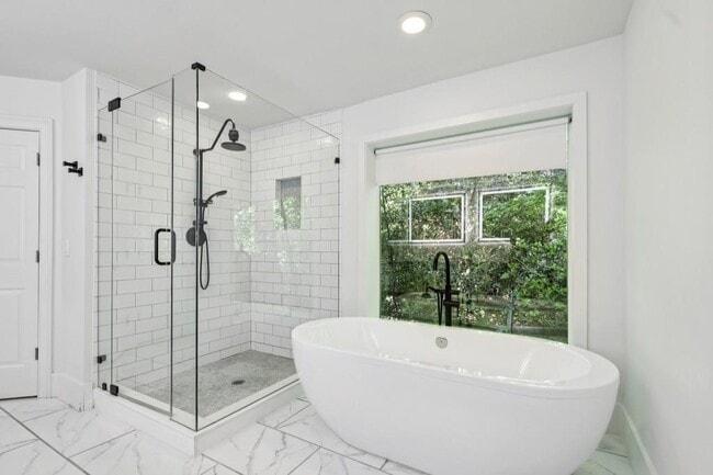 Photo - 1905 Gainsborough Dr