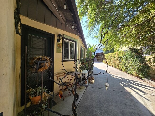 Building Photo - 5710 Vineland Ave Unit 5710 1/2 Vineland Ave (Middle)