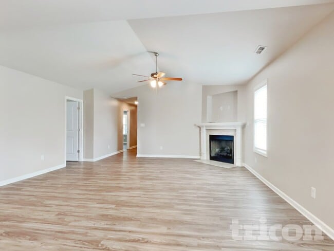 Photo - 132 Winter Red Wy