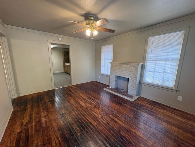 Photo - Nice 4 bedroom/1 bath house with Oven & Refrigerator!