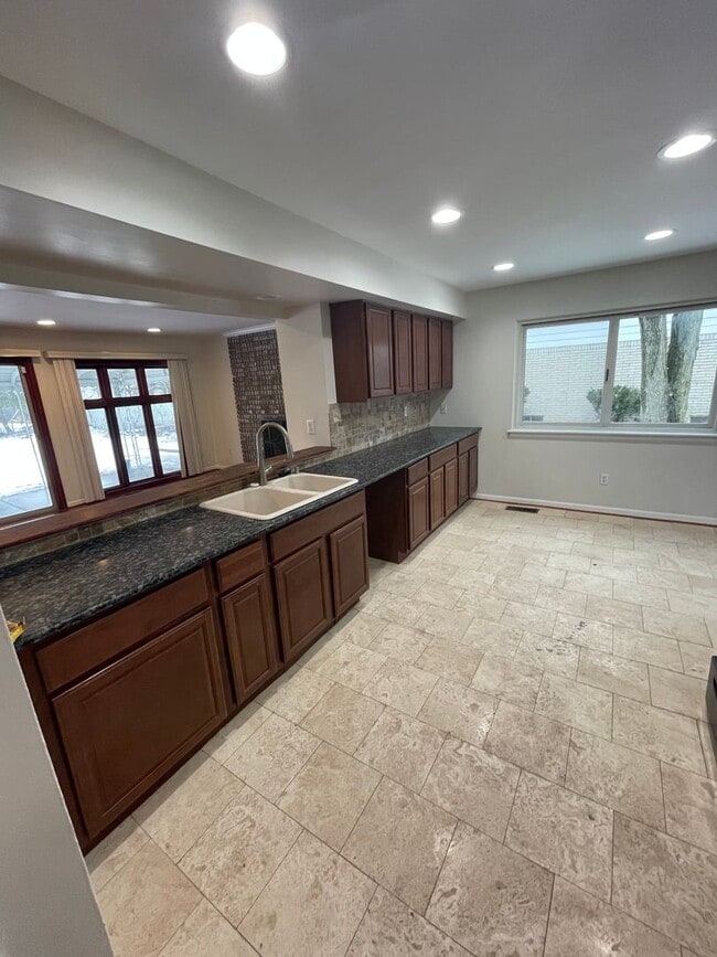 Photo - Beautiful home in Lathrup Village--3br/2.5ba/Basement/Attached Garage