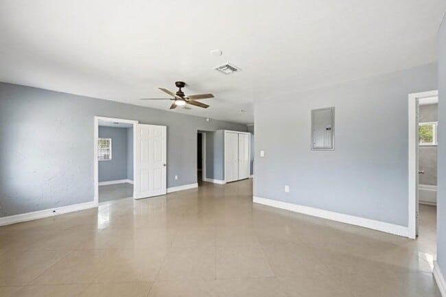 Photo - 740 E Evanston Cir