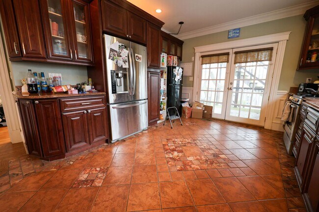 Photo - 3K SQ. FT MASSIVE APT W 4 BATHROOMS, LAUNDRY IN UNIT, PET FRIENDLY AND NO FEE! 2 FREE PARKING SP...