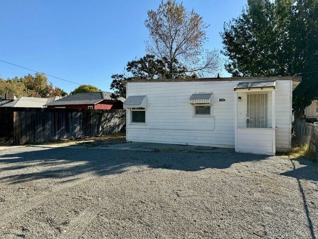 Building Photo - Available Now! 1 Bedroom House