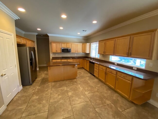 Photo - Beautiful 5 bed/3 bath home located in Hen...