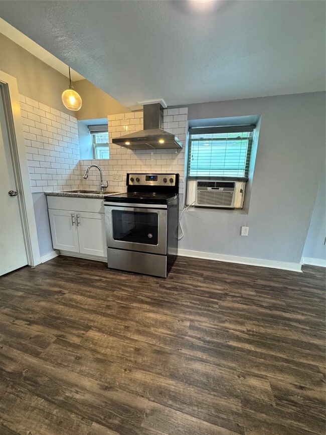 Photo - 4630 Woodside St