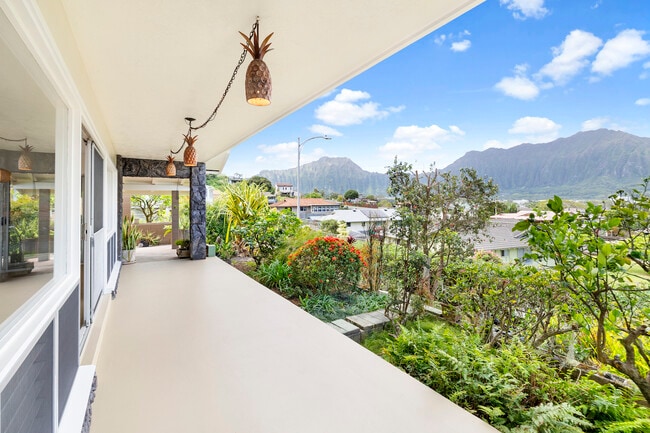 Patio en la primera planta con vistas al jardín y a las montañas Ko'olau. - 45-162 Neepapa Pl