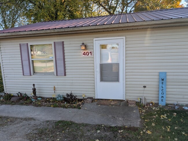 Building Photo - 401 W Walnut St