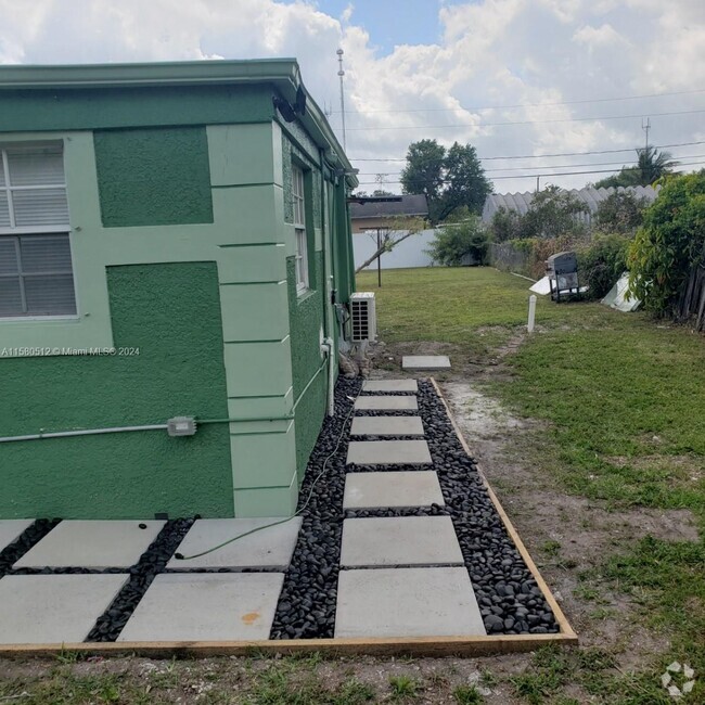 Building Photo - 112 Miami Gardens Rd Unit 2 Rental