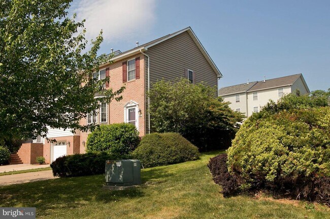 Photo - 2079 Honeysuckle Ln