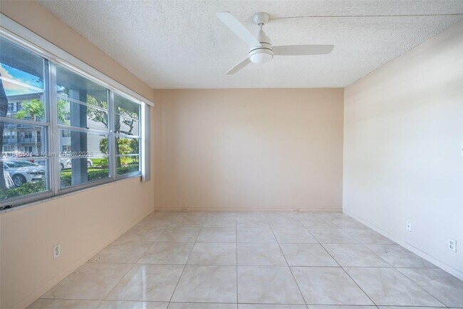 Photo - 400 SW 134th Way Unidad 107F