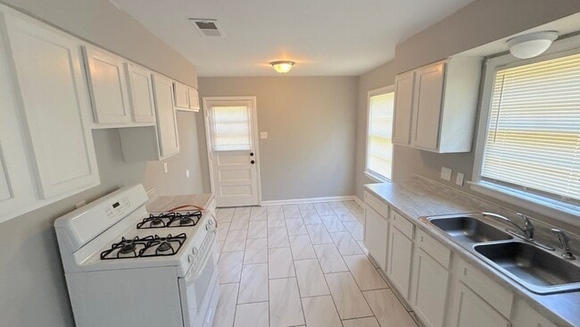 Photo - 1570 Jay Cove