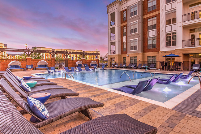 Two resort-style pools - The Links Rea Farms Apartments