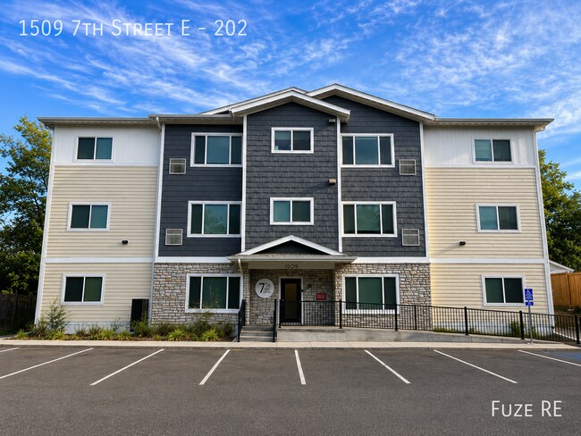 Building Photo - 1509 7th St E Unit 202
