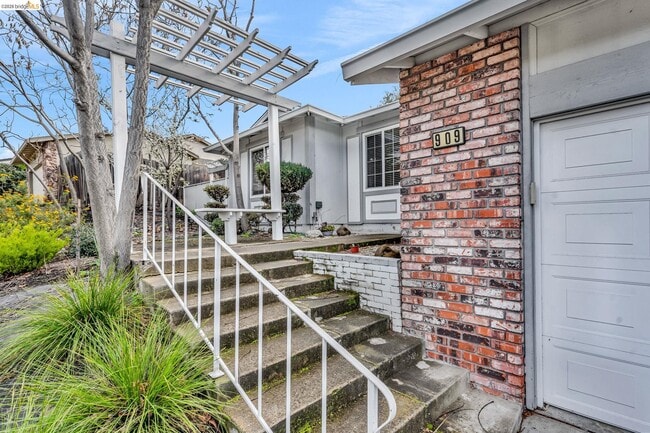 Photo - 909 Halite Way