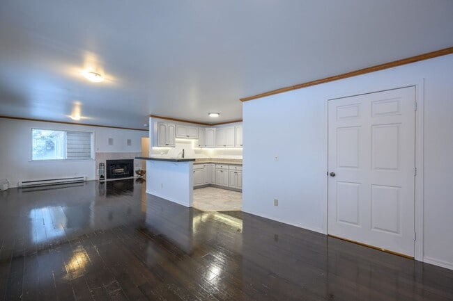 Photo - Spacious 4-Bedroom Contemporary Home with ...