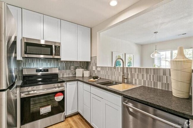 Building Photo - Charming 3BR Townhome in Englewood
