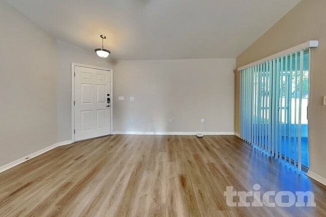 Photo - 505 Interlock St