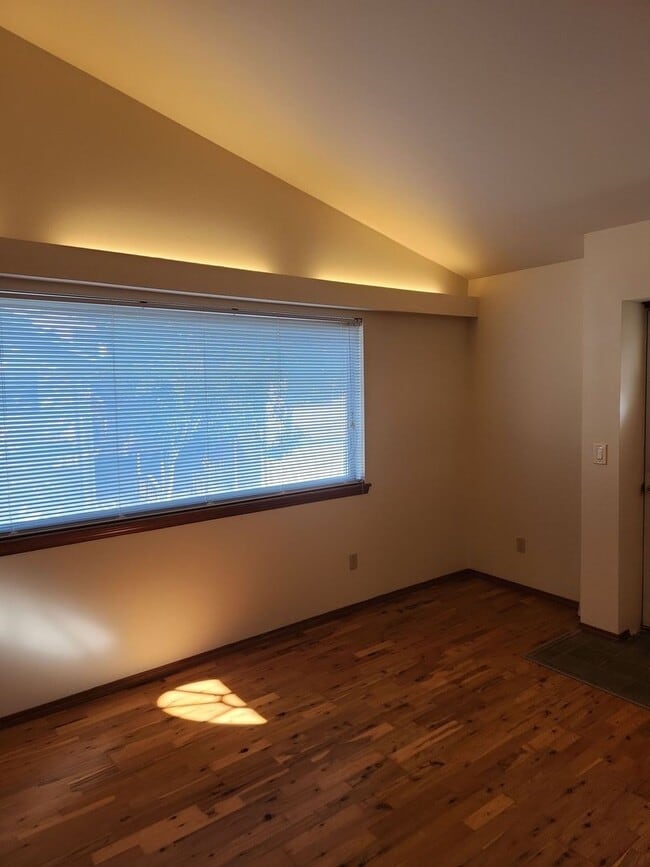 Photo - 2073 Cherry St