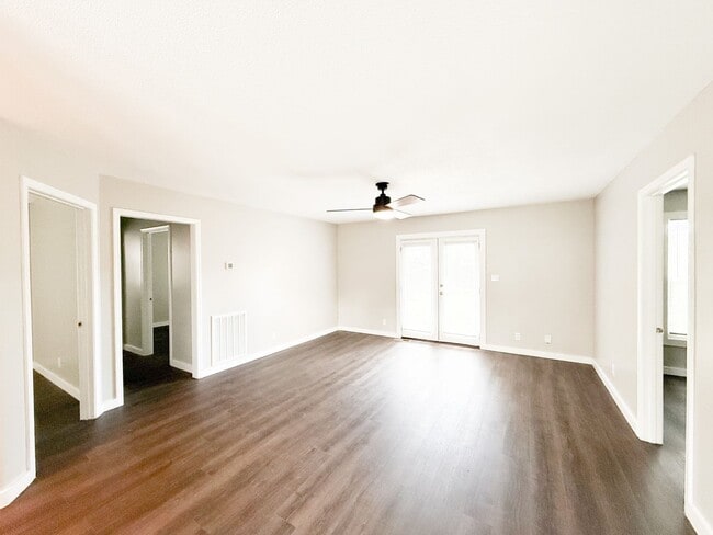 Photo - 3 Bedroom 2 Bathroom Home!