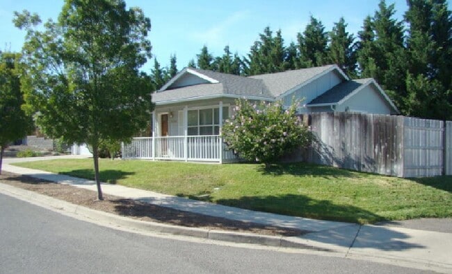 Building Photo - 3 Bedroom 2 Bath Home with a 2 Car Attached Garages