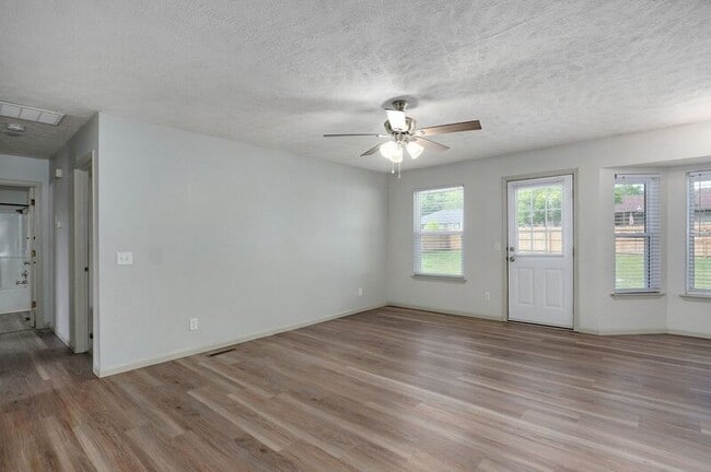Photo - 205 Smalley St