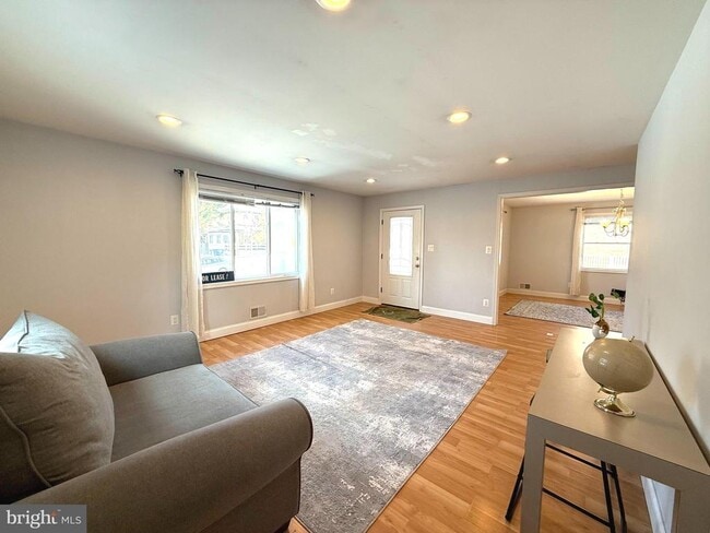 Building Photo - 701 N Vermont St